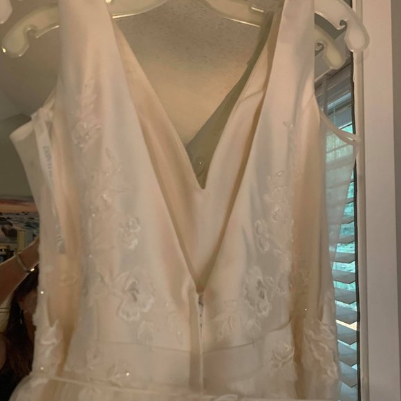 WEDDING DRESS, VIEL AND JEWELED BAND INCLUDED. - Picture 4 of 16